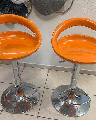 Coppia di sgabelli color arancione