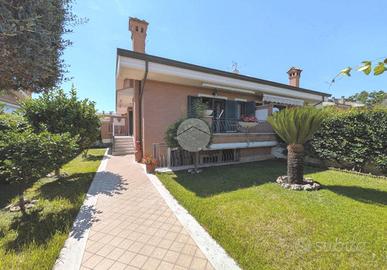 VILLA A SCHIERA A CIAMPINO