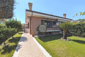 VILLA A SCHIERA A CIAMPINO