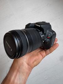 Canon Rebel SL2 con ottica 18/135