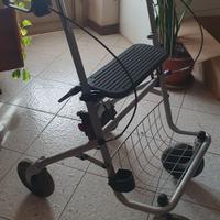 Deambulatore per anziani  sedile rotante per vasca