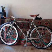 Bici cromata da corsa con sella Brooks B17