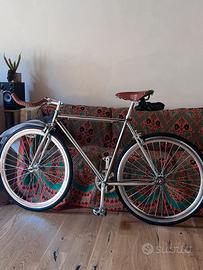 Bici cromata da corsa con sella Brooks B17