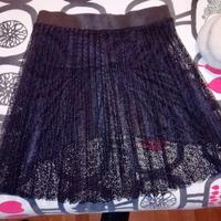 Minigonna plissettata in pizzo nero