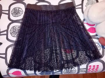 Minigonna plissettata in pizzo nero