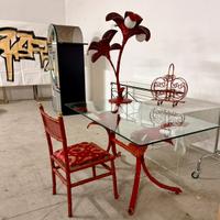 Terzani , scrivania, lampada, sedia,p riviste