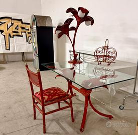 Terzani , scrivania, lampada, sedia,p riviste