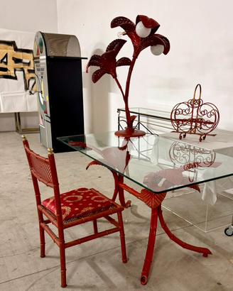 Terzani , scrivania, lampada, sedia,p riviste