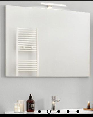 Specchio nuovo ancora imballato con lampada LED