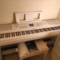 Pianoforte Yamaha DGX-650 Bianco