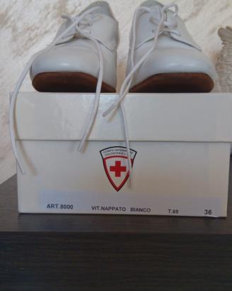 Scarpe infermiera croce rossa, in pelle. 