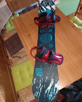tavola snowboard con attacchi
