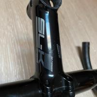 Manubrio corsa 420 mm e attacco FSA da 120 mm
