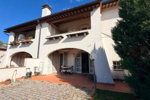 Calcinaia, Montecchio: trilocale con giardino