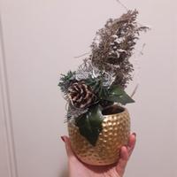 Piccola decorazione pianta natalizia con vaso oro