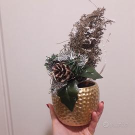 Piccola decorazione pianta natalizia con vaso oro