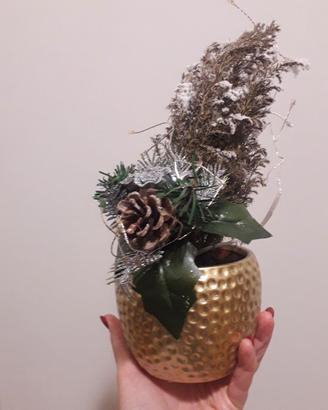 Piccola decorazione pianta natalizia con vaso oro