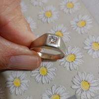 anello con brillante 