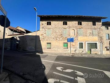 CASA RUSTICA PLURICAMERE CON CORTE E PERTINENZE