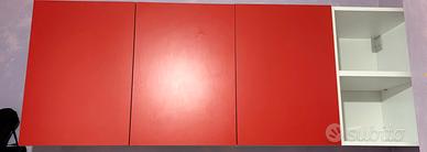 armadio pensile rosso e bianco