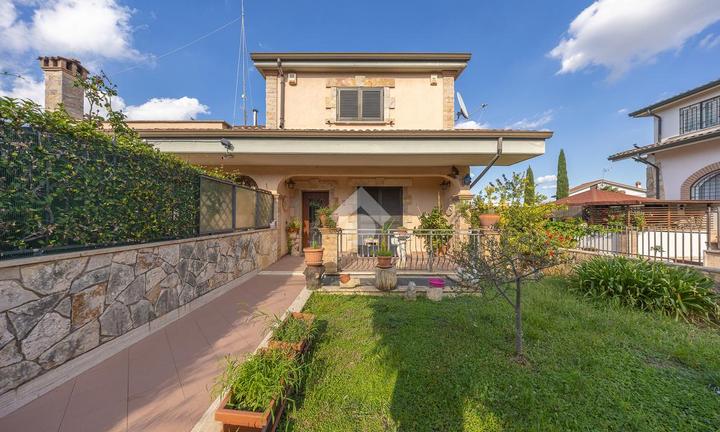 VILLA A SCHIERA D'ANGOLO A GUIDONIA MONTECELIO