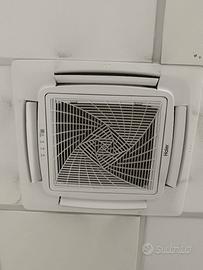 Condizionatore da soffitto con unità esterna