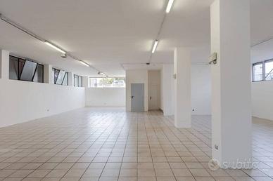 Immobile di 250 m² con 1 locale a Concorezzo