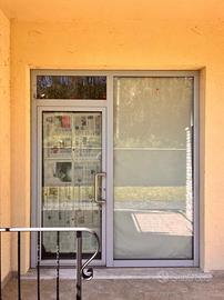 Infissi commerciali in alluminio e doppio vetro
