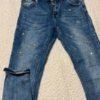Jeans con applicazioni gioiello
