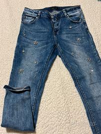 Jeans con applicazioni gioiello