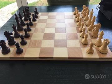 Scacchi e dama con scacchiera e custodia