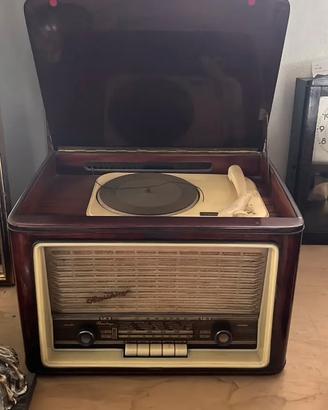 Radio vintage e macchina fotografica