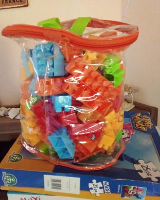 gioco costruzioni bambino