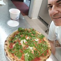 Pizzaiolo esperto e cameriere professionale