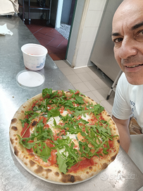 Pizzaiolo esperto e cameriere professionale