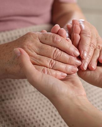 Giovane badante si offre Per aiutare anziana h24