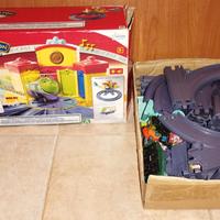 Caserma di cuggington + pista + accessori + treni