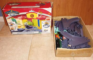 Caserma di cuggington + pista + accessori + treni