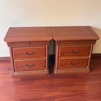 Coppia di comodini stile classico/vintage