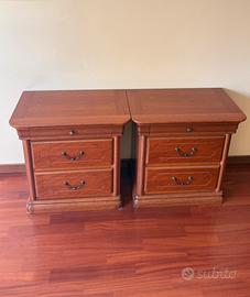 Coppia di comodini stile classico/vintage