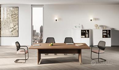 Tavolo riunioni con sedie