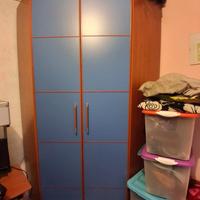 Cameretta con 3 letti e un armadio