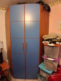 Cameretta con 3 letti e un armadio