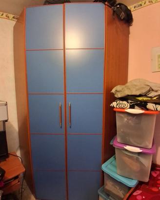 Cameretta con 3 letti e un armadio