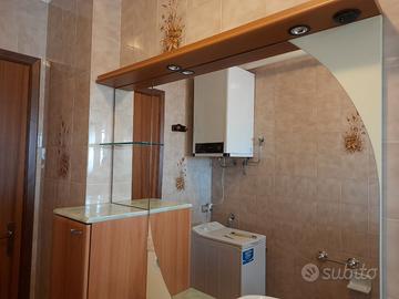 Mobile bagno con specchio ed illuminazione