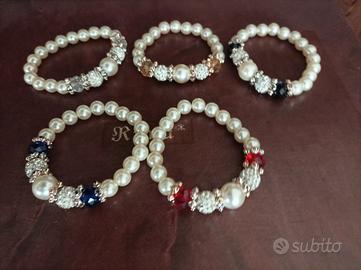 Cinque bracciali di perle. Alta bigiotteria.