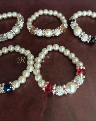 Cinque bracciali di perle. Alta bigiotteria.