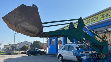 caricatore per trattore Ford