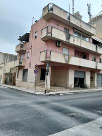 Casa su 3 livelli ad angolo di 2 strade