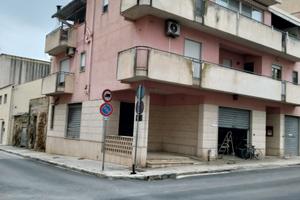 Casa su 3 livelli ad angolo di 2 strade